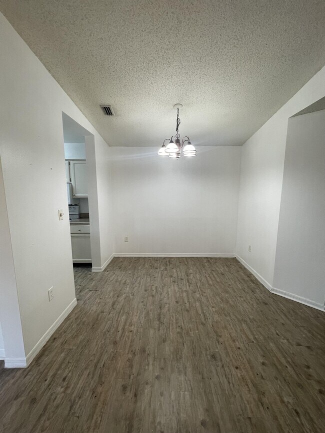 Building Photo - 202 Riverbend Dr