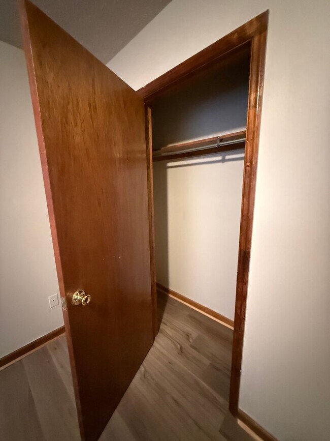 Building Photo - 101/103 Cooper Springs Ct