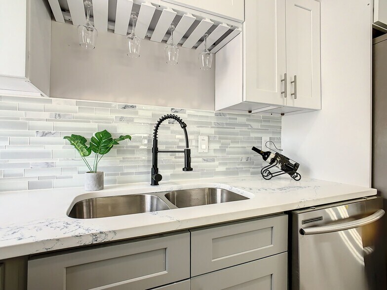 Building Photo - 4840 Kingston Cir