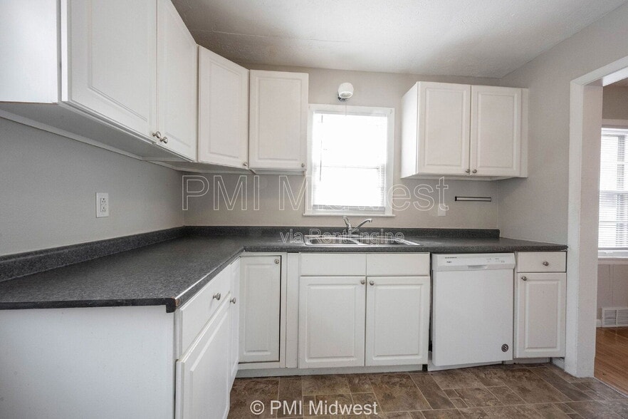 Building Photo - 5005 Indianola Ave