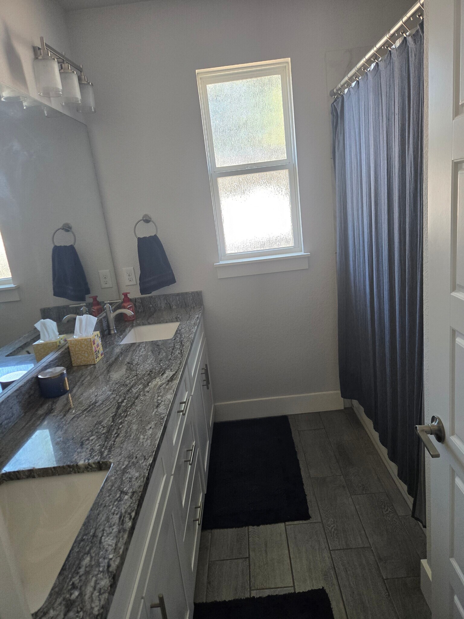 2nd bathroom, dual sinks, shower and tub - 18605 Masters Cv