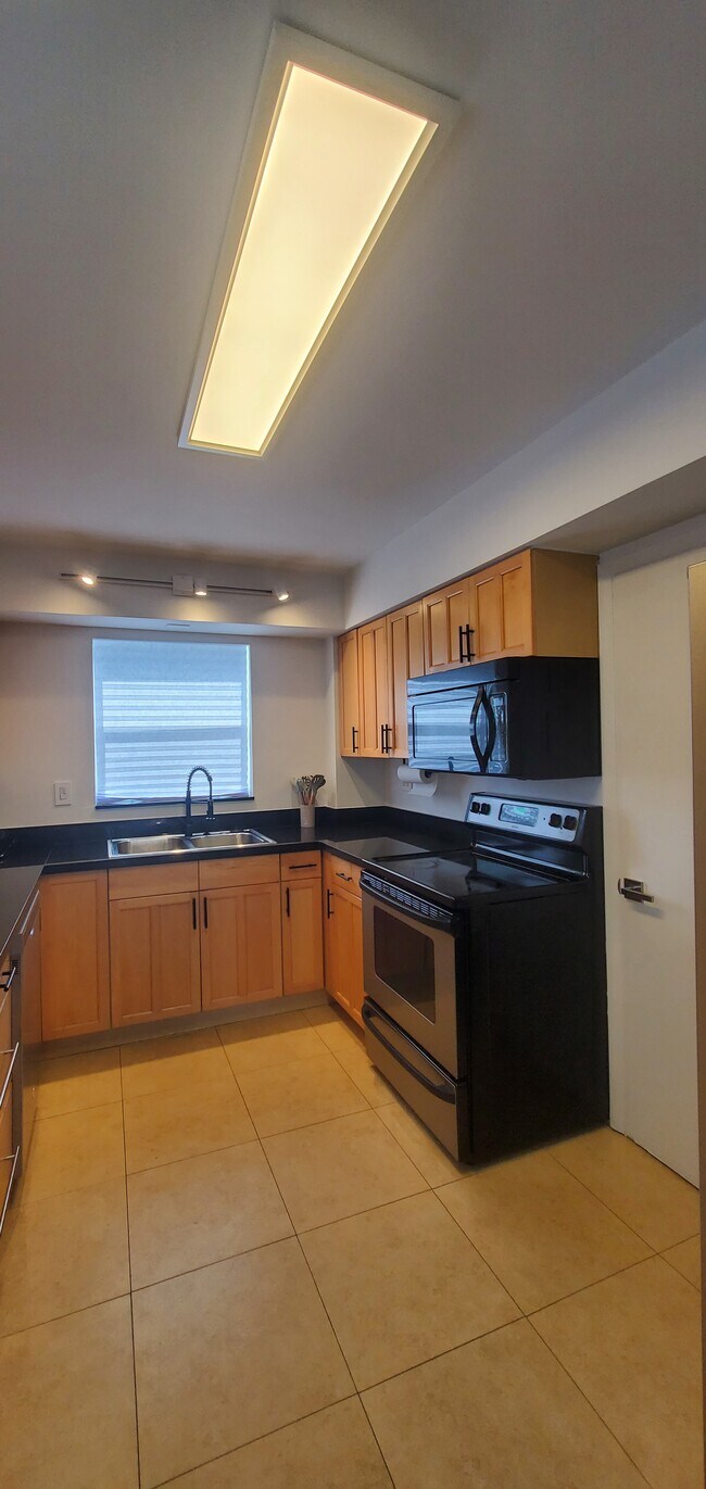 Building Photo - 18901 NE 14th Ave