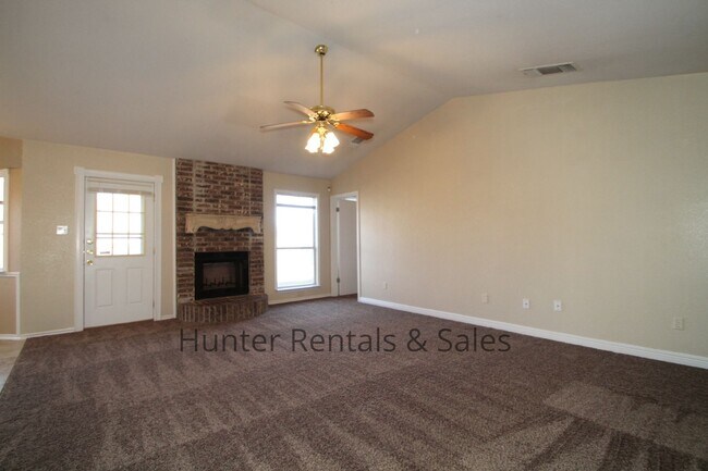 Building Photo - Comfortable 3-Bedroom Home in the Stratfor...