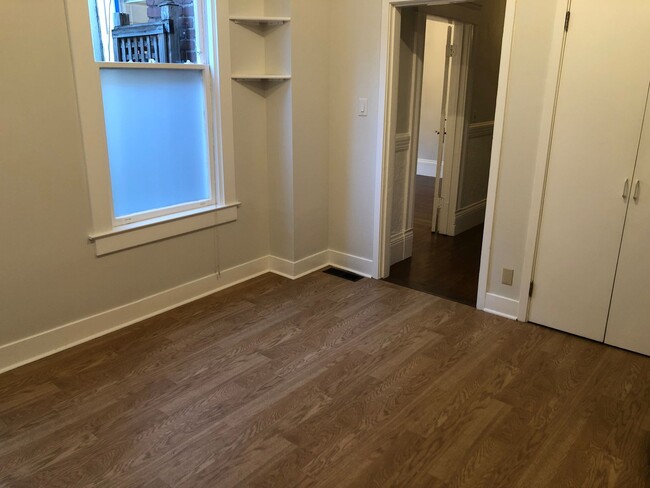 Building Photo - Big flat w/high ceilings, hardwood floors,...