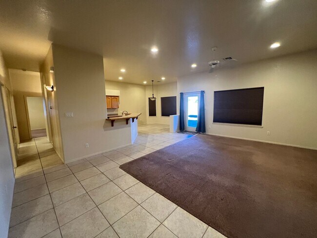 Building Photo - 4 BED POOL HOME!