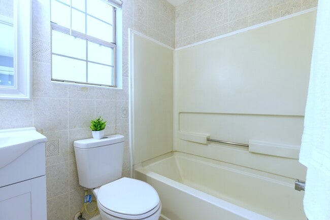 Building Photo - 203 Monroe Ave