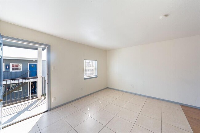 Building Photo - 1800 N Wayside Dr