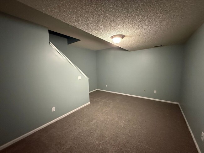 Building Photo - Updated 2 Bed, 2.5 Bath Apple Valley Townhome