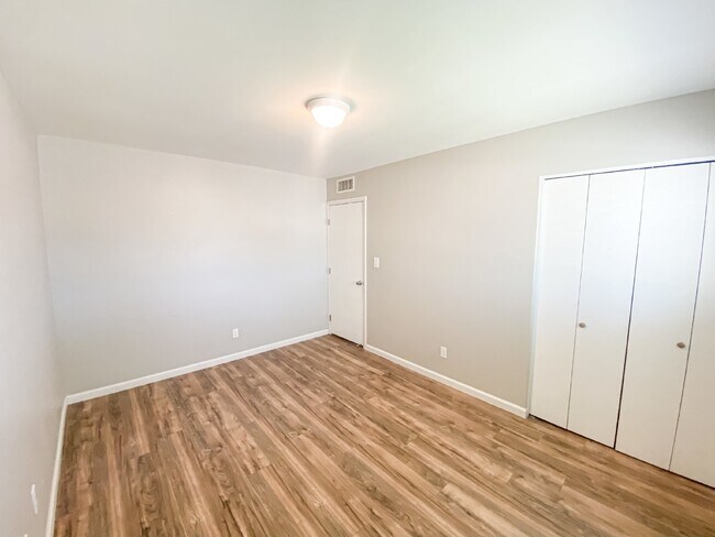 Building Photo - 1519 E Laguna Dr