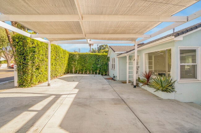 Building Photo - 1524 E Mariposa Ave