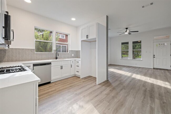 Building Photo - 707 W 7th St