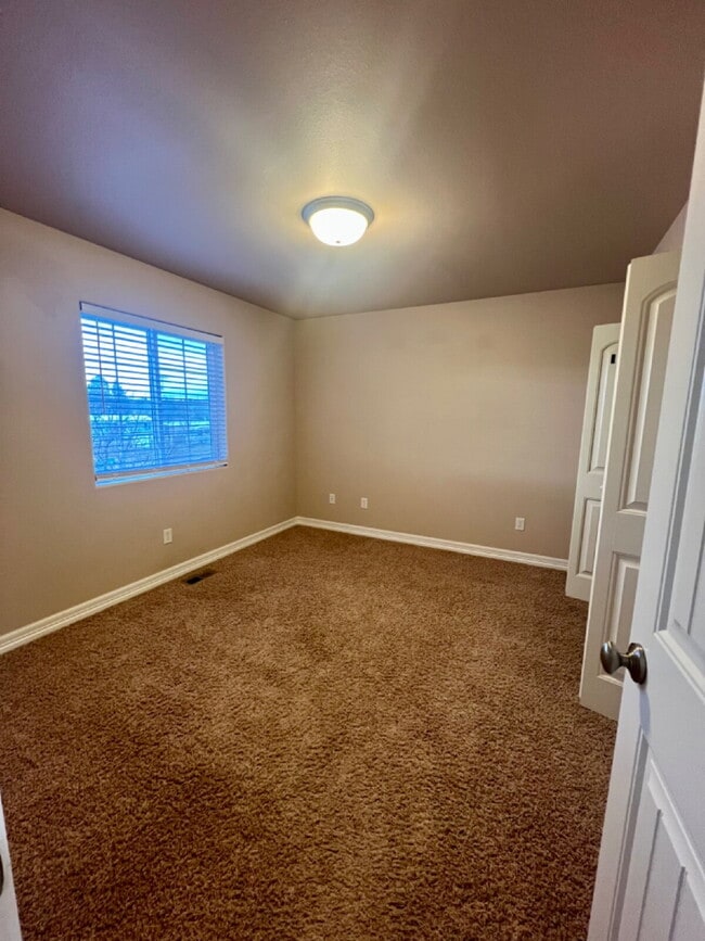 Building Photo - 3 Bedroom Townhome