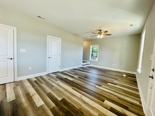 Building Photo - Adorable 2bd/2.5ba cottage in downtown Aynor - Ready for move in!!