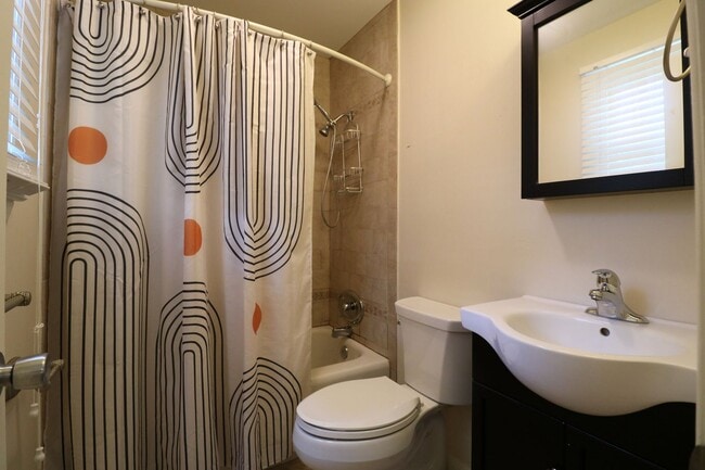 Building Photo - 2815 Ashwood Dr