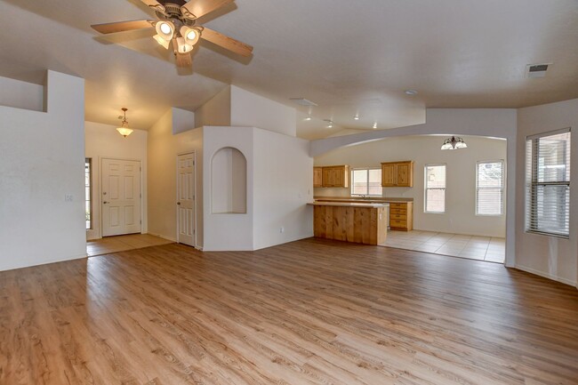 Building Photo - 3 bed, 2 bath home for rent in Brightstar!