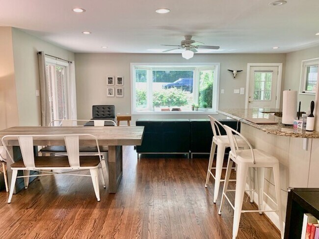 Building Photo - Light filled 2 BR plus 2 rooms, 2 FB including one in finished basement. Great location