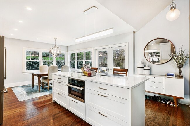 Building Photo - Ravenna Home