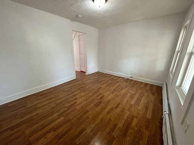 Building Photo - Lovely 4 Bedroom Single Family House in Neptune!