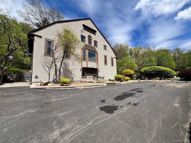 Building Photo - 10 Sycamore Dr