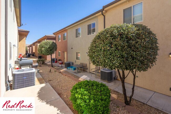 Building Photo - DOG-FRIENDLY 3 Bedroom Townhome with INTERNET INCLUDED!