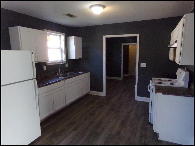 Building Photo - 2323 S Spring St