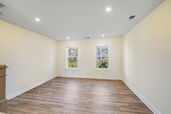 Building Photo - 2BR Townhome w/ 2 En-Suite Baths + Garage in 28208