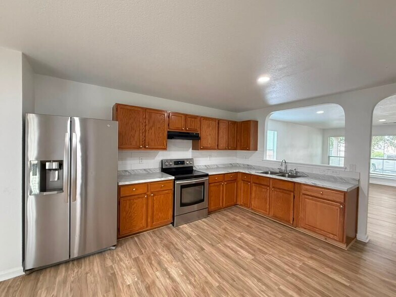 Building Photo - 418 Golden Walk