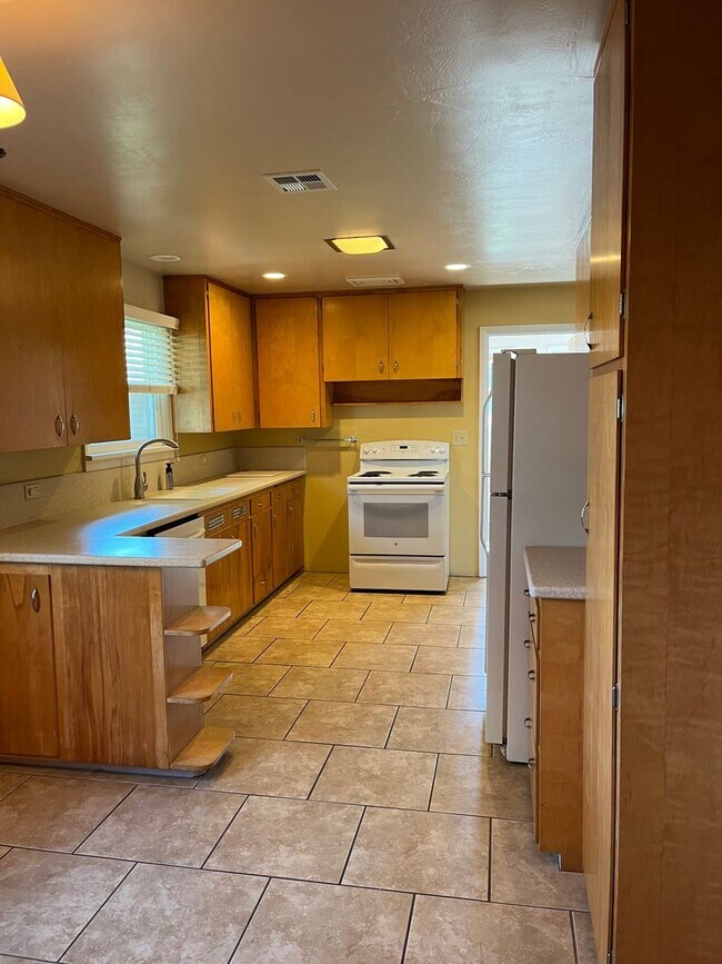 Building Photo - Suburbs Home