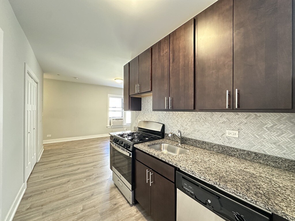 Building Photo - 721 W Brompton Ave