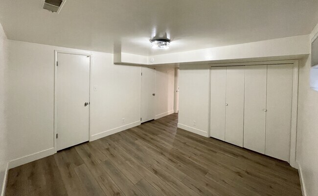 Building Photo - 852 E Three Fountains Dr
