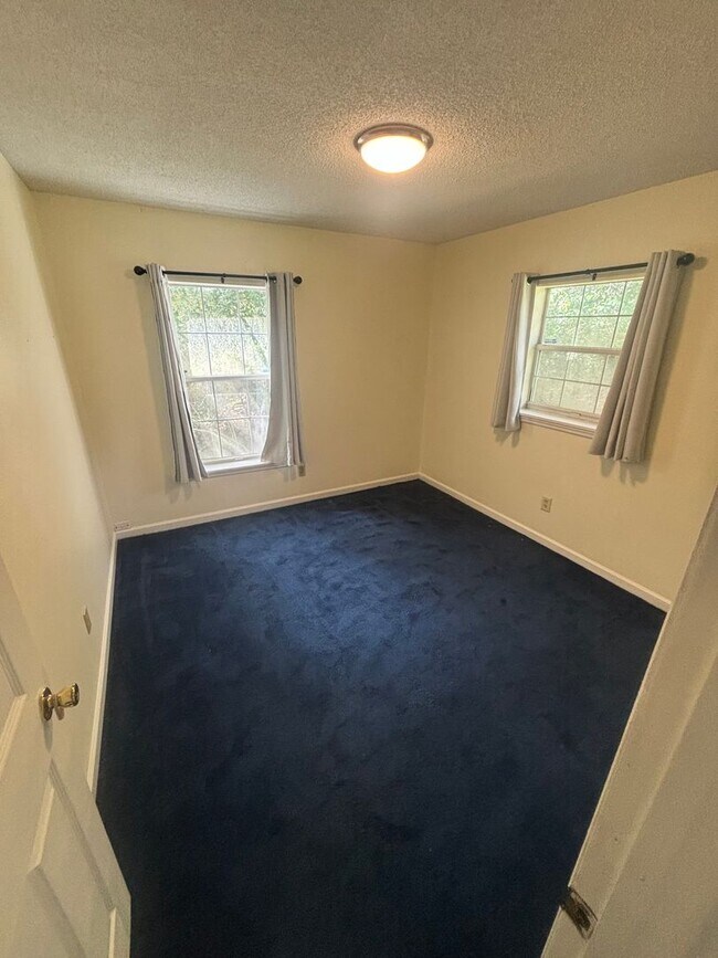 Building Photo - Single Family House in great location 3 Be...