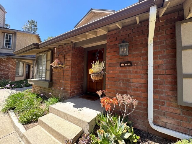 Building Photo - Serene River View Community in East Ventura!