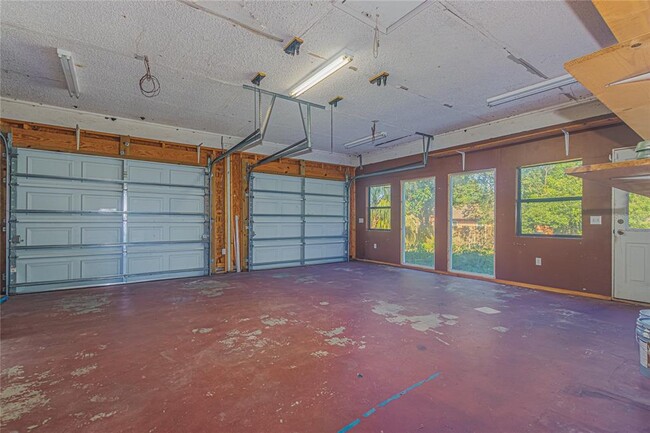Building Photo - 933 N Clara Ave