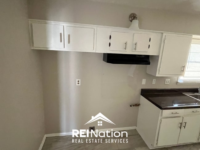 Building Photo - RARE FIND! 4BR/2BA in Memphis | Open Kitchen & Hardwoods | Fenced Yard!