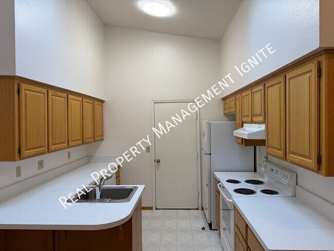 Building Photo - 1115 NE Hidden Valley Dr