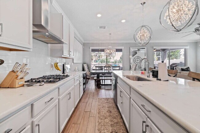 Building Photo - "Devonshire Model 5-Bedroom Retreat with 3...