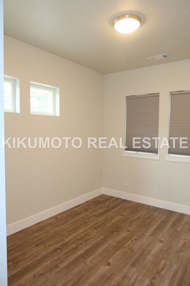 Building Photo - Modern & Elegant Tri-level home in the Riv...