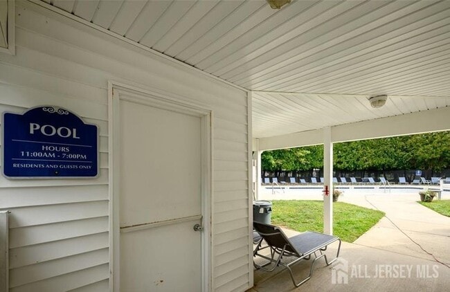 Building Photo - 90 Almond Dr