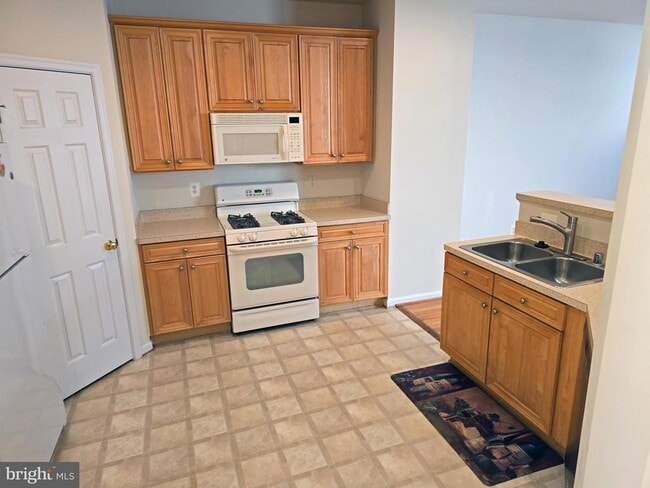 Building Photo - 8557 Wyngate Manor Ct