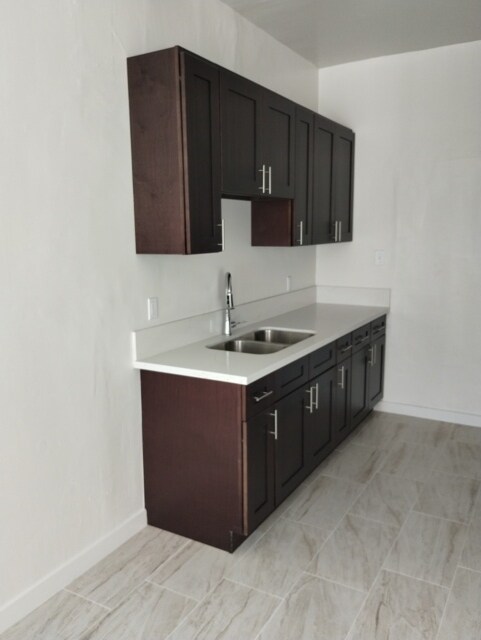 Building Photo - 901 S Kingsley Dr