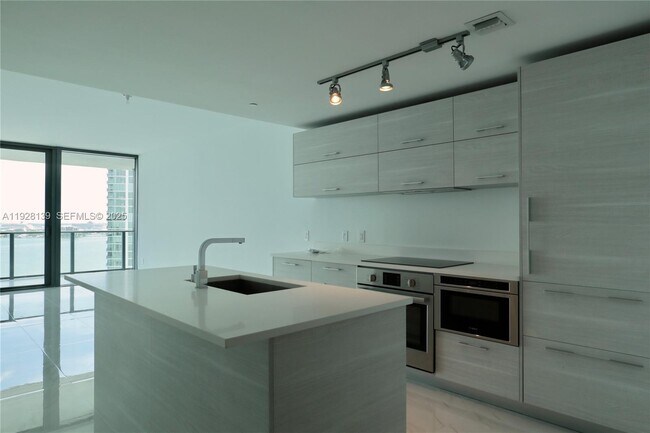 Building Photo - 650 NE 32nd St