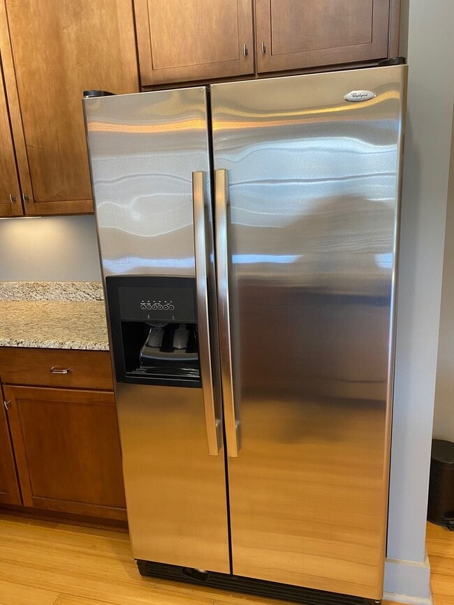 Building Photo - Downtown - Modern Condo minutes from the c...