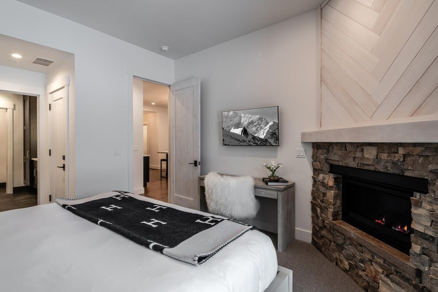 Building Photo - 66 Mountain Loop Rd