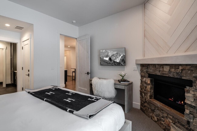 Building Photo - 5 Wildwood Rd W