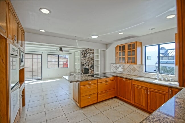 Building Photo - VERY BRIGHT & AIRY, 2050 SQ FT HOME W/ TON...