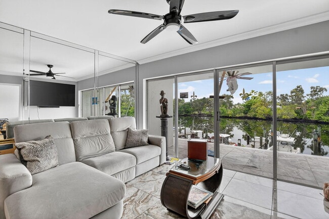 Building Photo - 1319 E Hillsboro Blvd