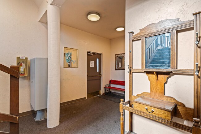 Building Photo - 3209 Hoyt Ave