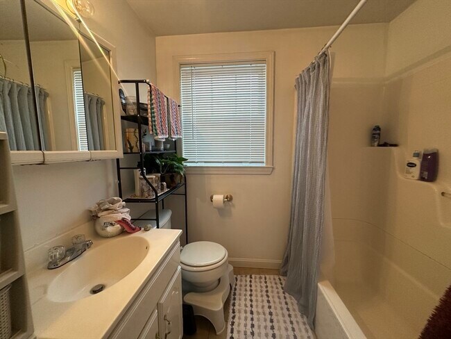 Building Photo - 174 Calumet St