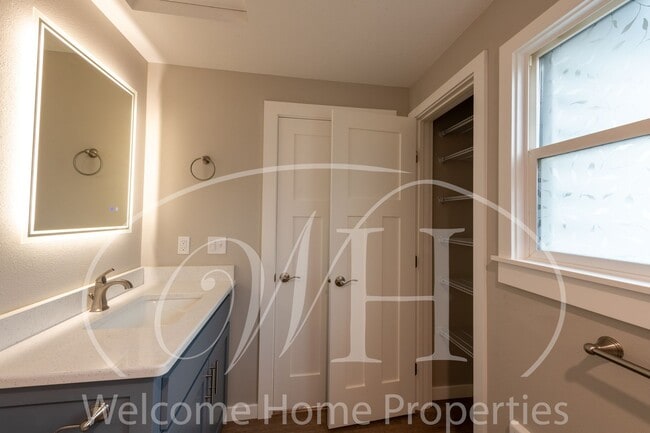 Building Photo - Newly Remodeled 1 bedroom Cottage with Bon...