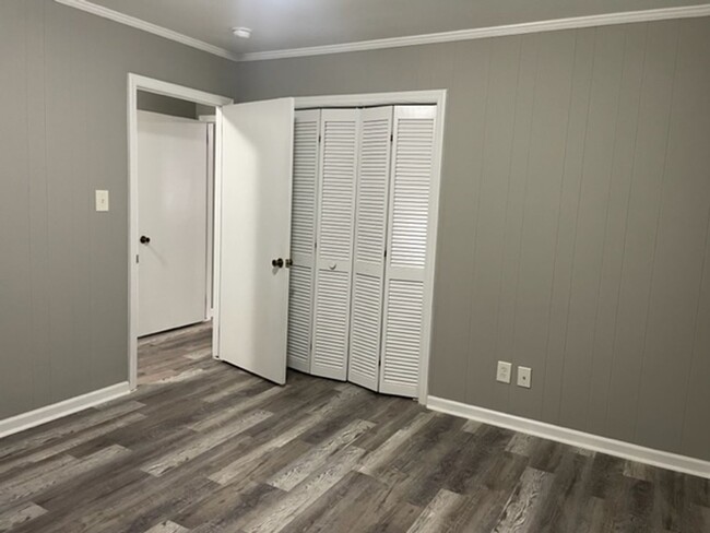 Building Photo - 3 bed, 2 full bath home located in Ashebor...